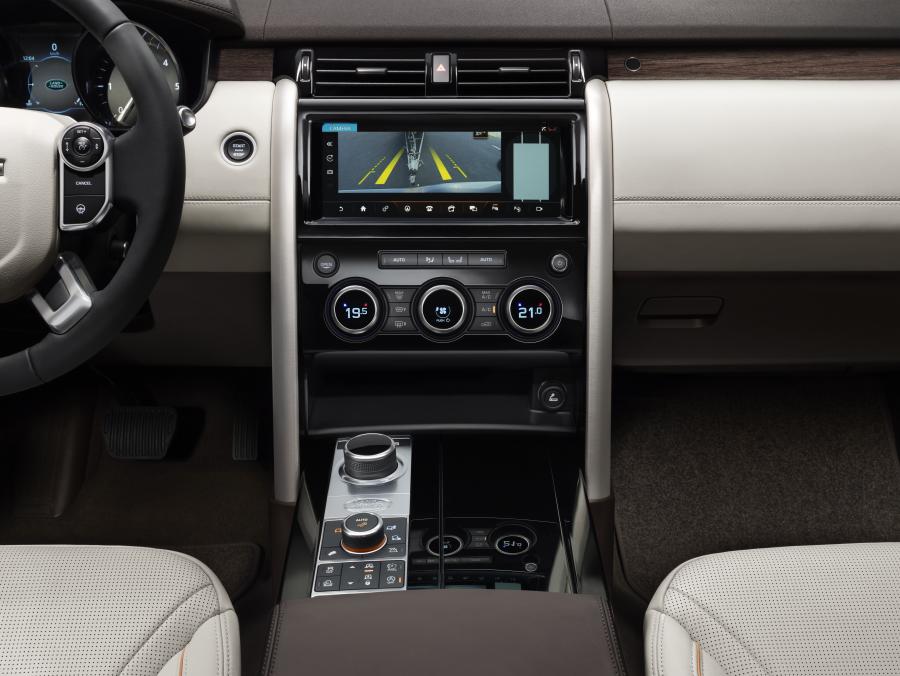 Детали интерьера Land Rover Discovery HSE 2017 года  (фото 76 из 96)